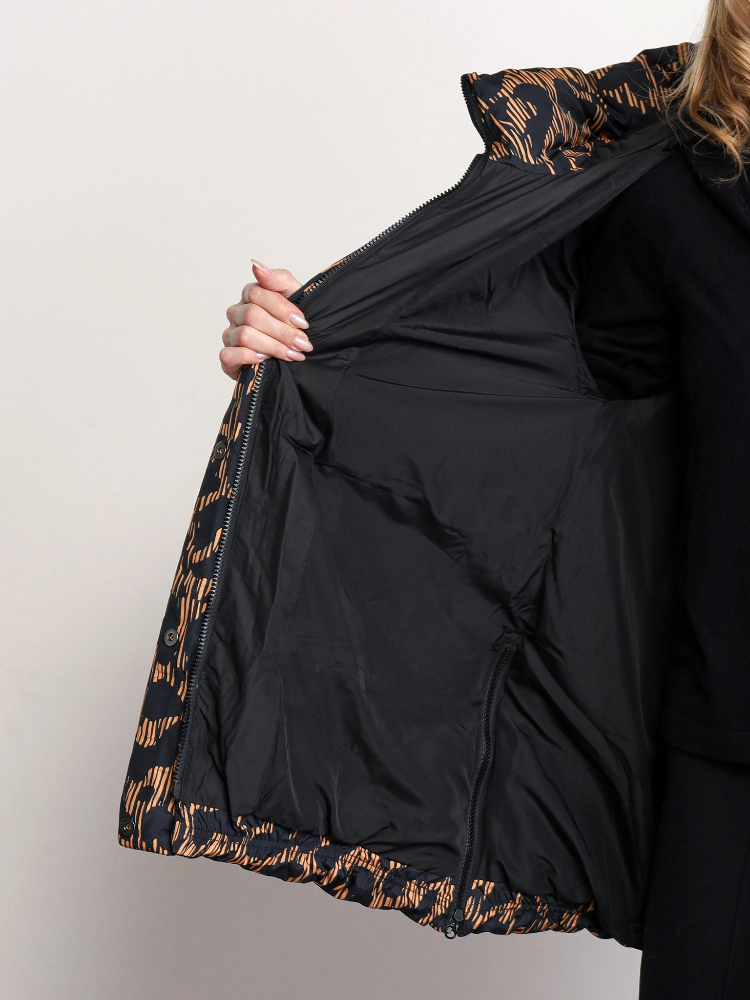 Пуховик с абстрактным принтом коричневого цвета с капюшоном